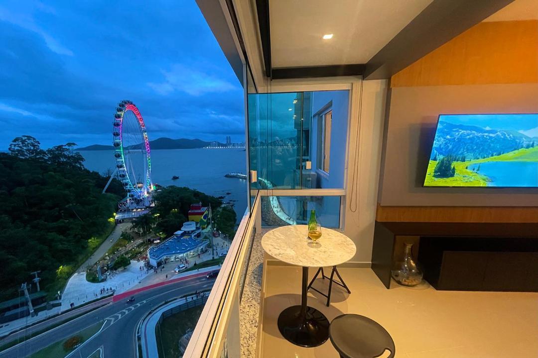 De Frente O Mar Em Apartamento
